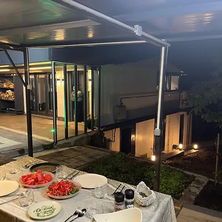 Nyaraló Yesilin Tonlariyla Sarilmis Lueks Izmit